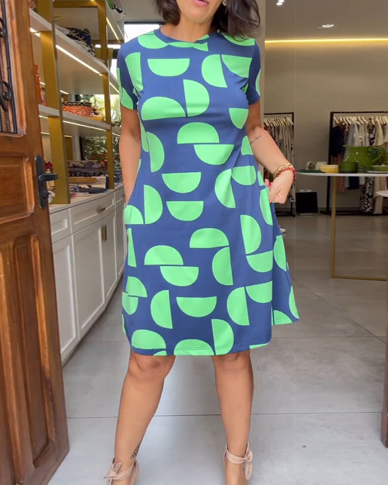 Klänningar med korta ärmar och tryck för en pendlingsstil