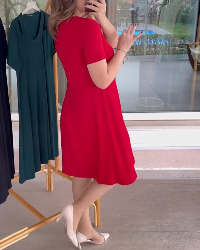 Klänning med korta ärmar och enfärgad