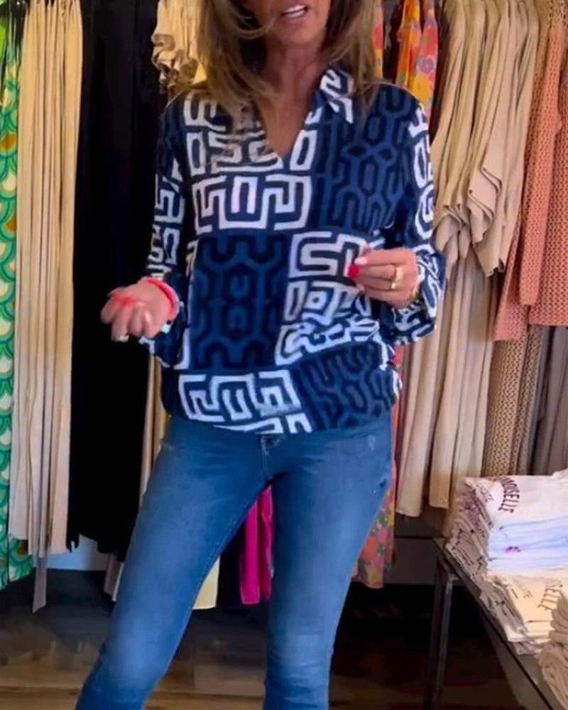 Långärmad topp med V-ringning och tryck