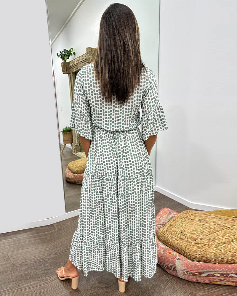 Pricktryckt klänning med V-ringad dragsko