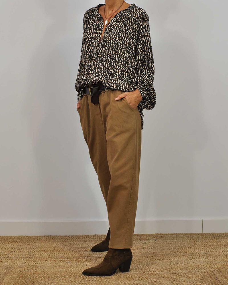 Avslappnad skjorta i retrostil med rund hals