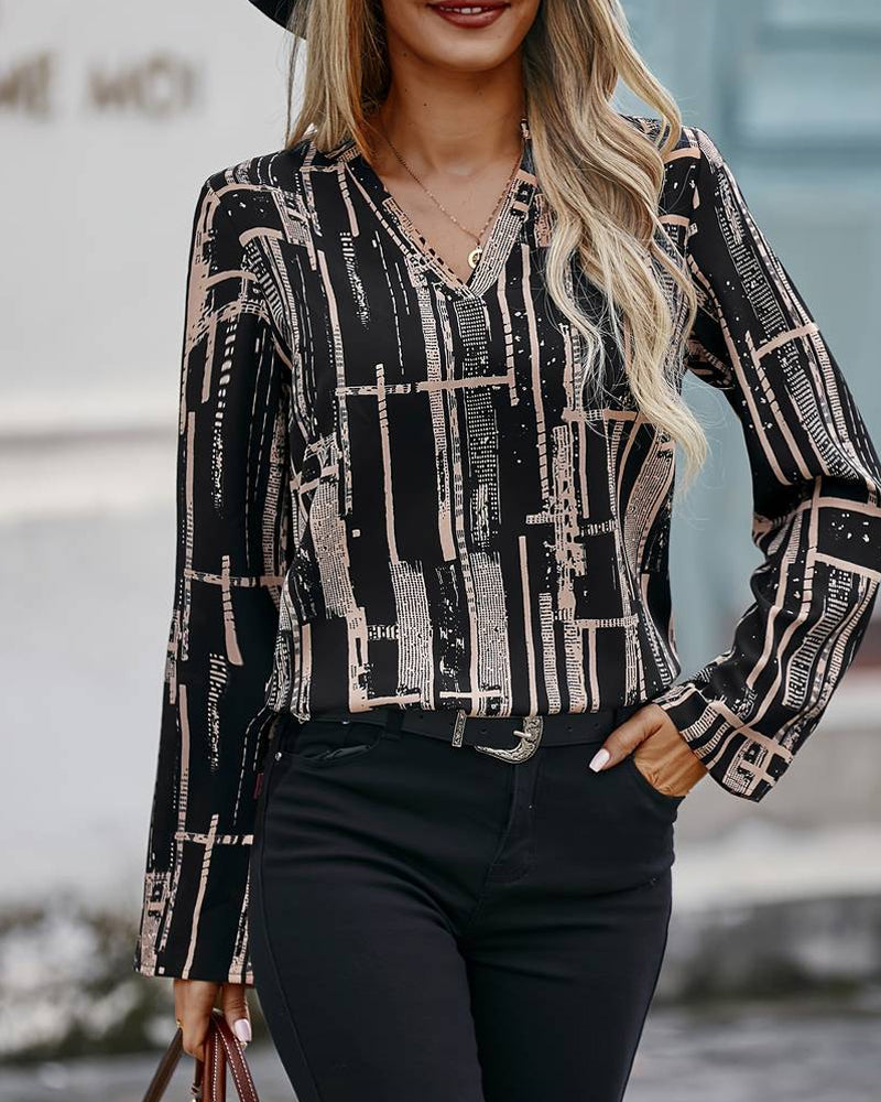 Enkel v-ringad blus med tryck