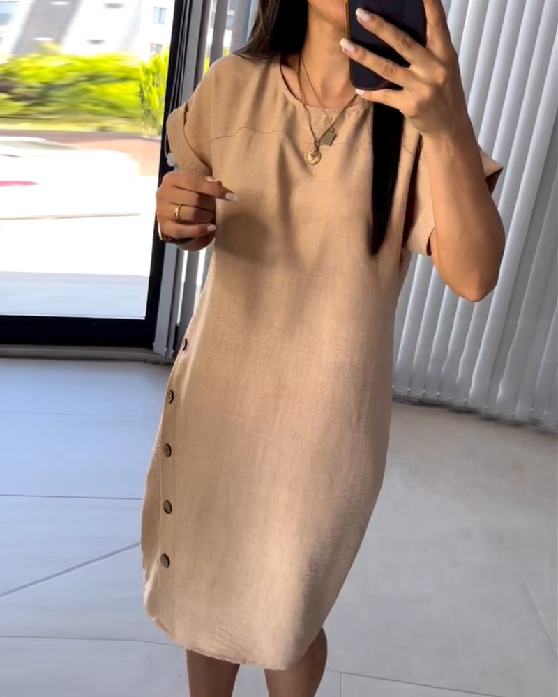 Rundhalsad vardagsklänning med knappar