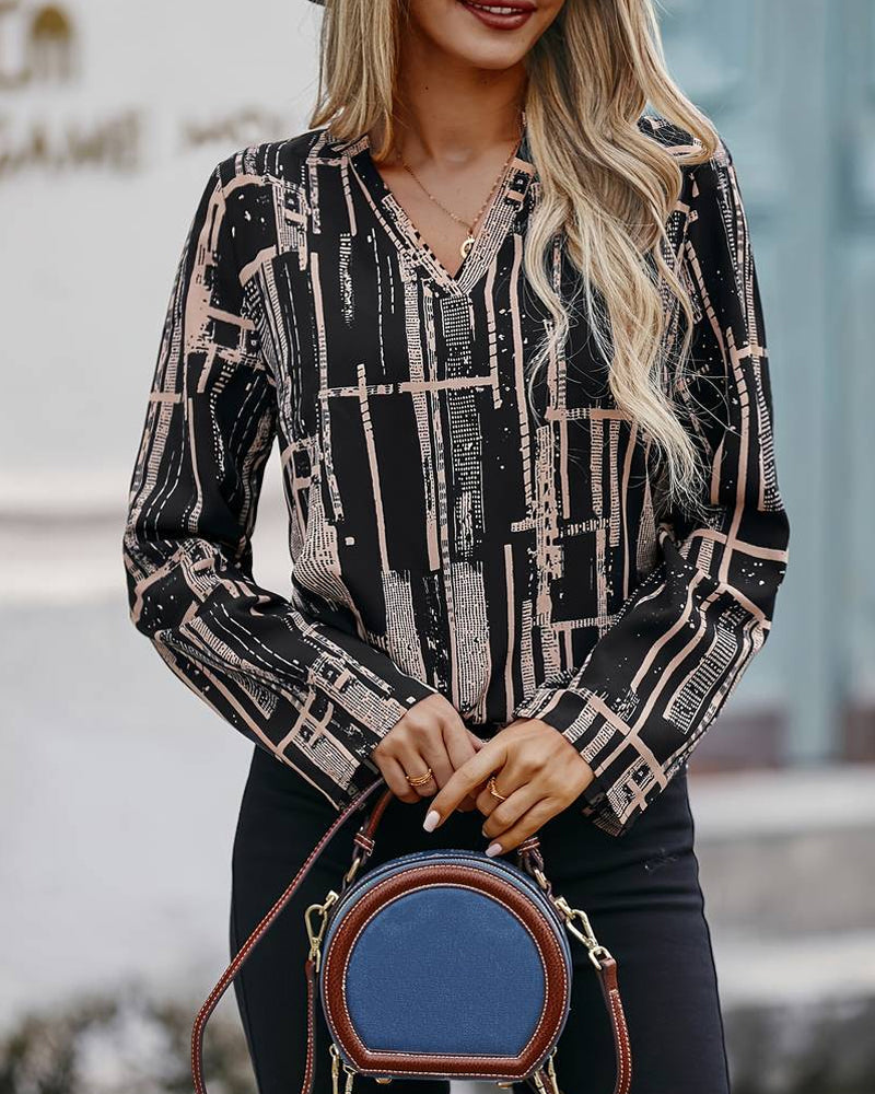 Enkel v-ringad blus med tryck