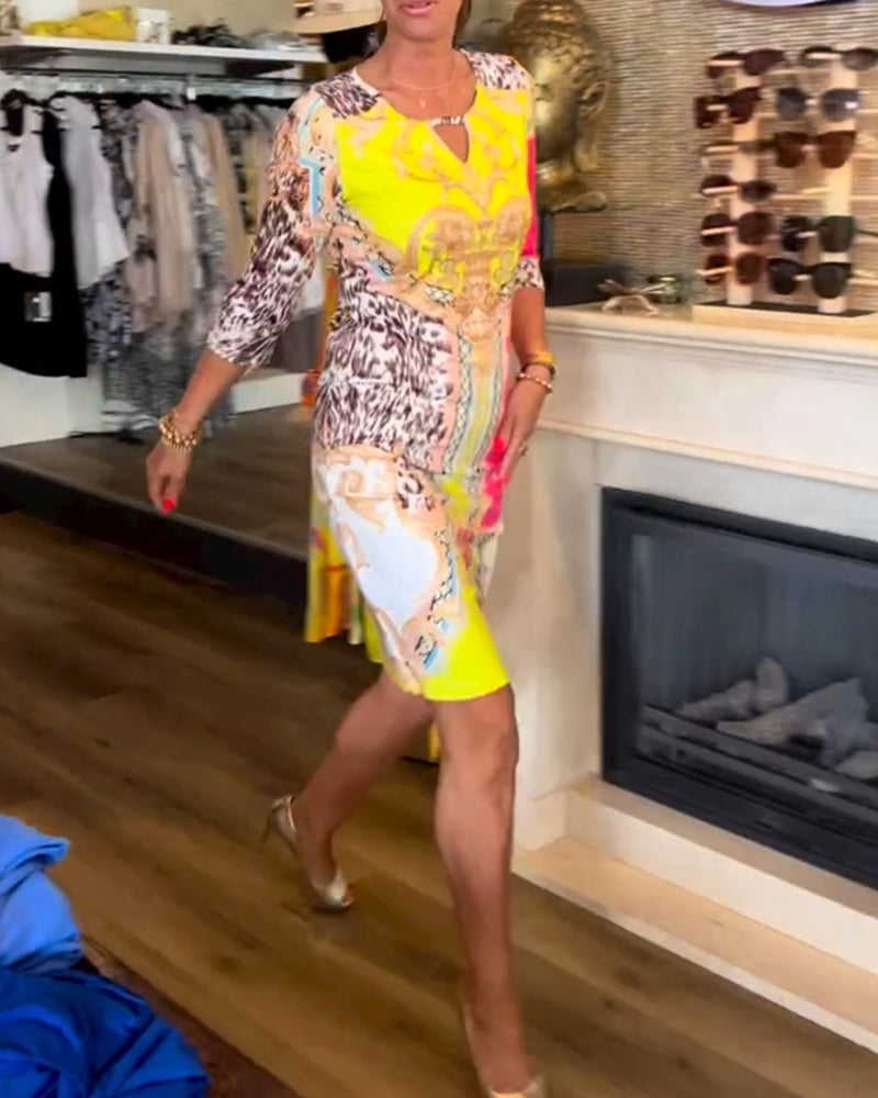 Halvärm utskuren klänning med tryck