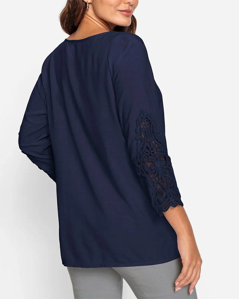 Blus med veckade och spetsärmar