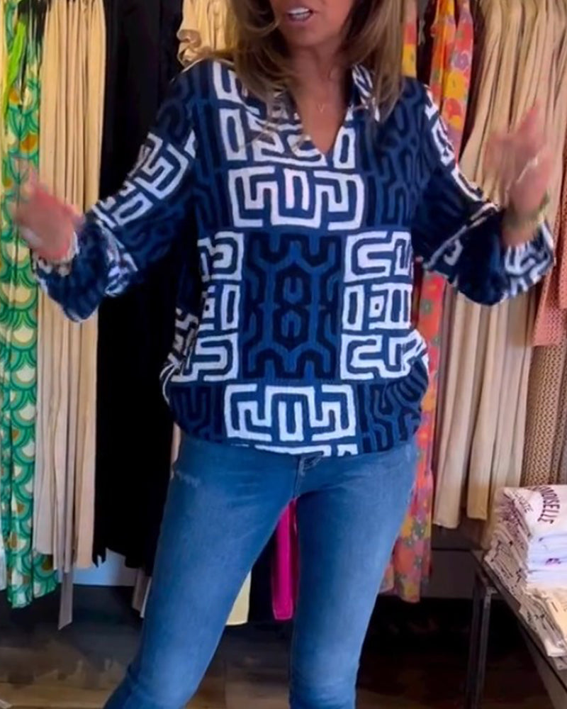 Långärmad topp med V-ringning och tryck