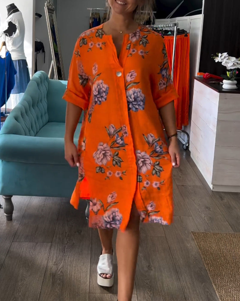 Klänning med knappar och tryckt V-ringning