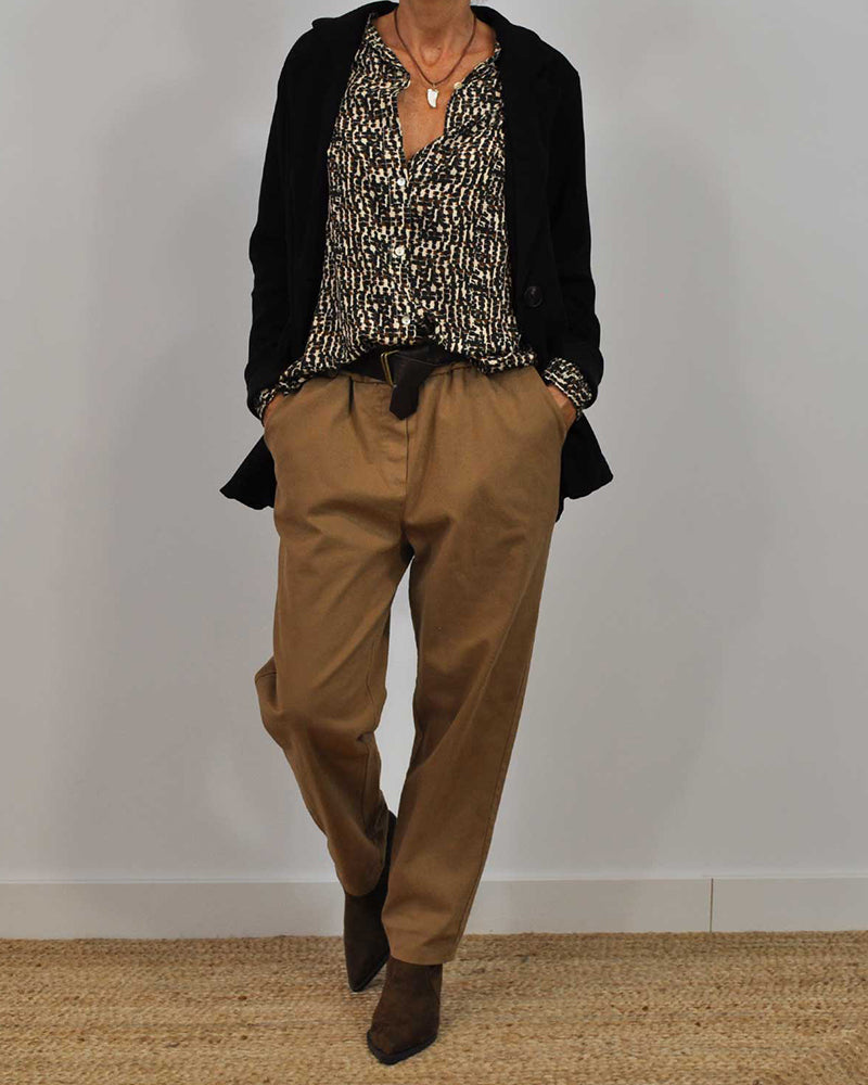 Avslappnad skjorta i retrostil med rund hals