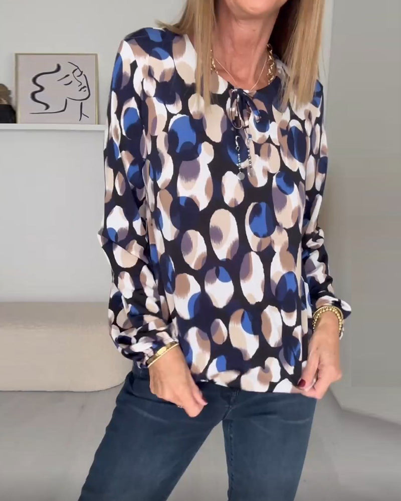Elegant blus med axelband och tryck