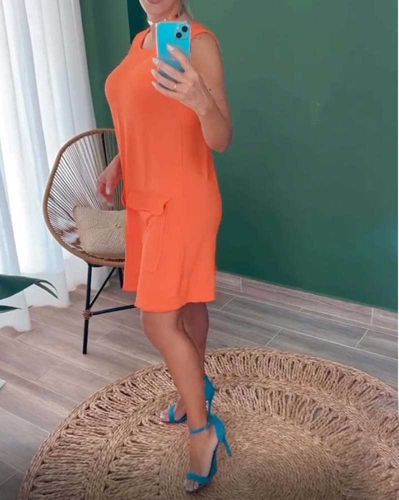 Enfärgad klänning utan ärm