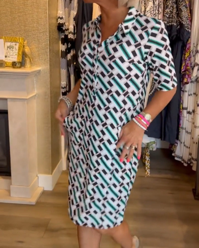 Geometriskt mönstrad klänning med V-ringning