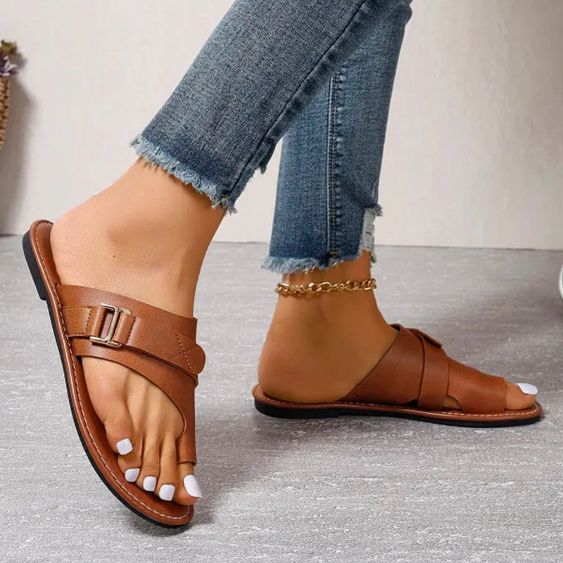 Lätta och avslappnade, moderiktiga platta sandaler med kluven tå