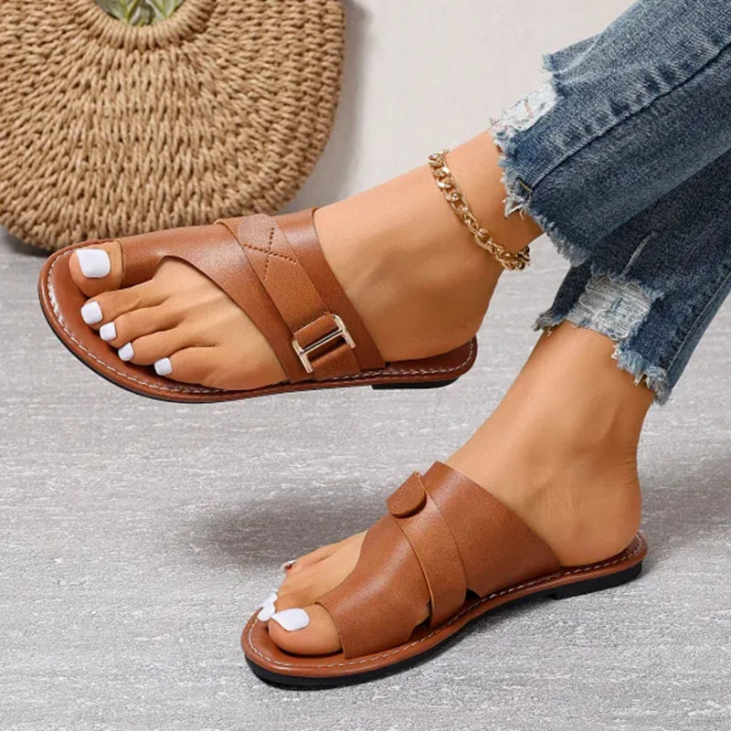 Lätta och avslappnade, moderiktiga platta sandaler med kluven tå