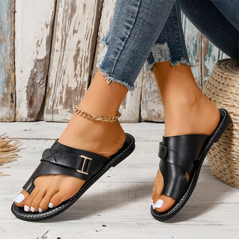 Lätta och avslappnade, moderiktiga platta sandaler med kluven tå