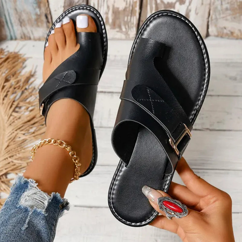 Lätta och avslappnade, moderiktiga platta sandaler med kluven tå