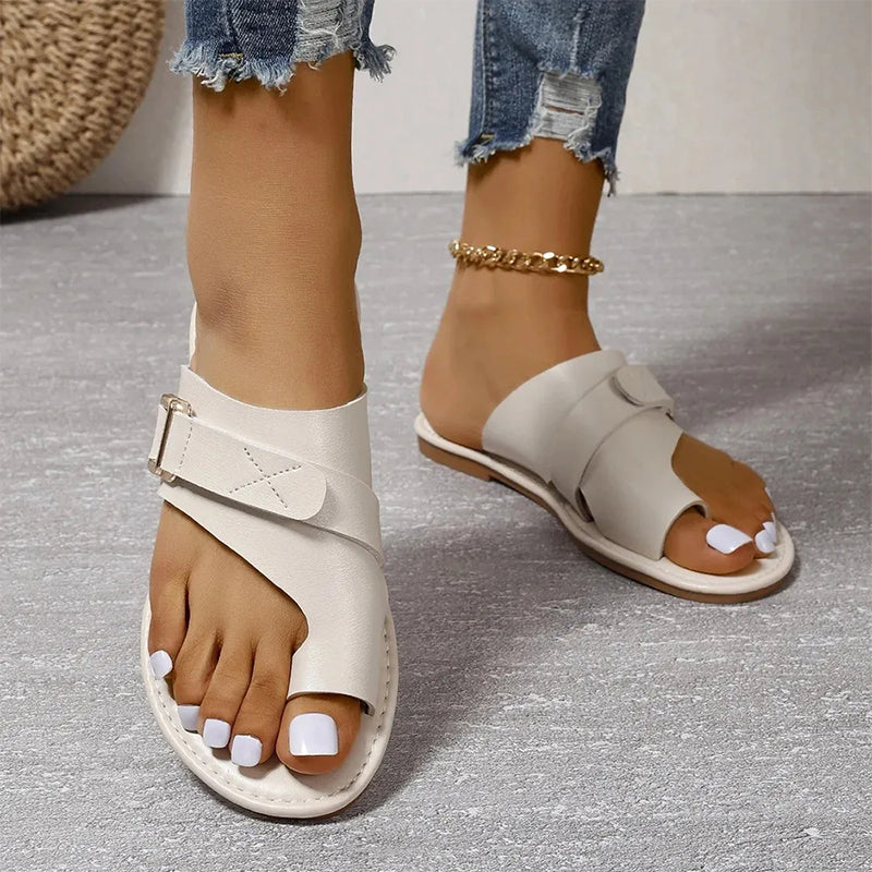 Lätta och avslappnade, moderiktiga platta sandaler med kluven tå