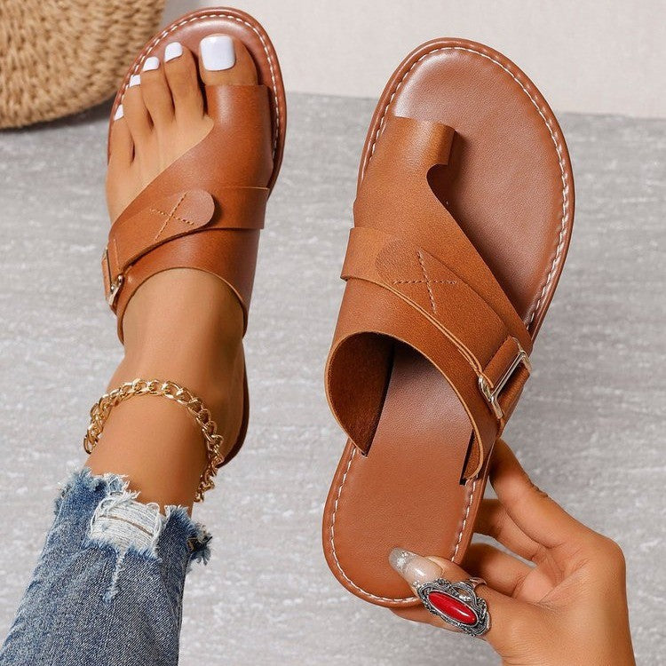 Lätta och avslappnade, moderiktiga platta sandaler med kluven tå